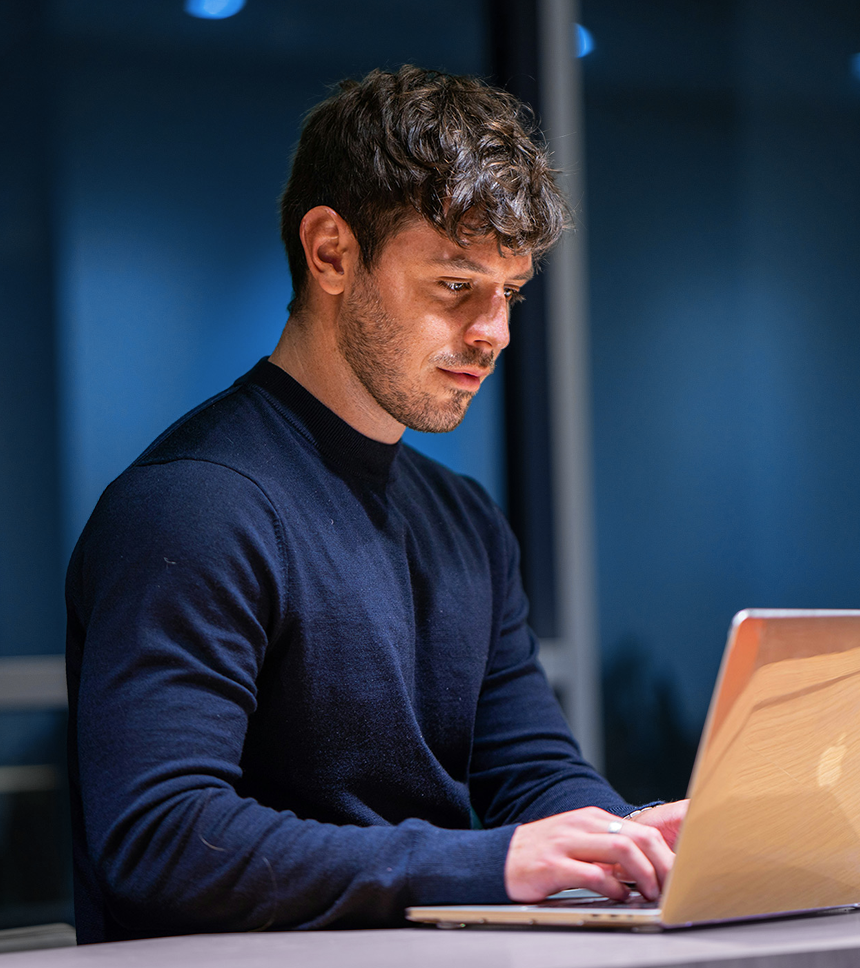 Mann arbeitet am Notebook