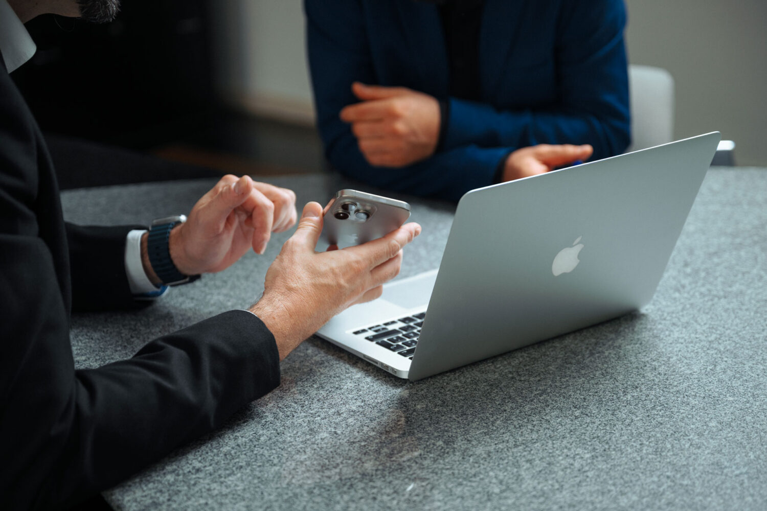 Smartphone und MacBook bei Nutzung des imulani Sparkalkulators