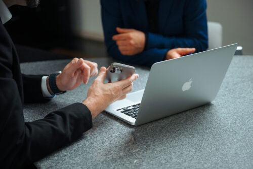 Smartphone und MacBook bei Nutzung des imulani Sparkalkulators