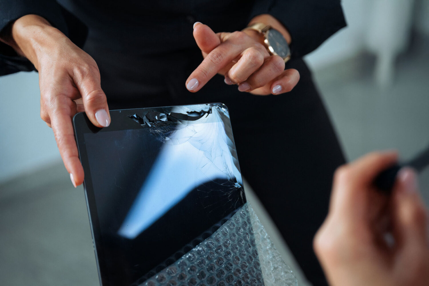Defektes Tablet wird durch imulani Hardware Recycling verarbeitet