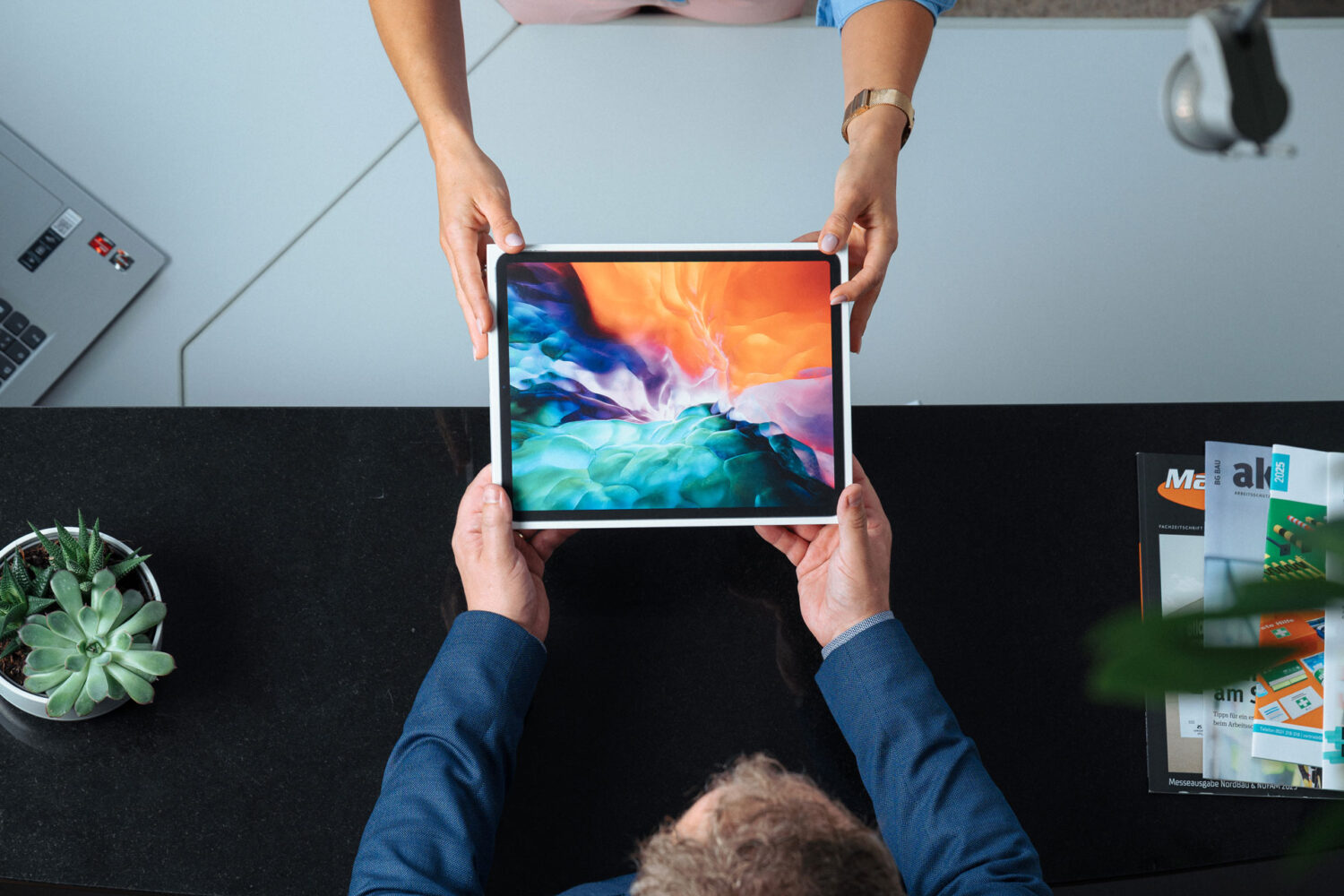 Device Management: Übergabe eines MacBooks durch imulani Mitarbeiterin
