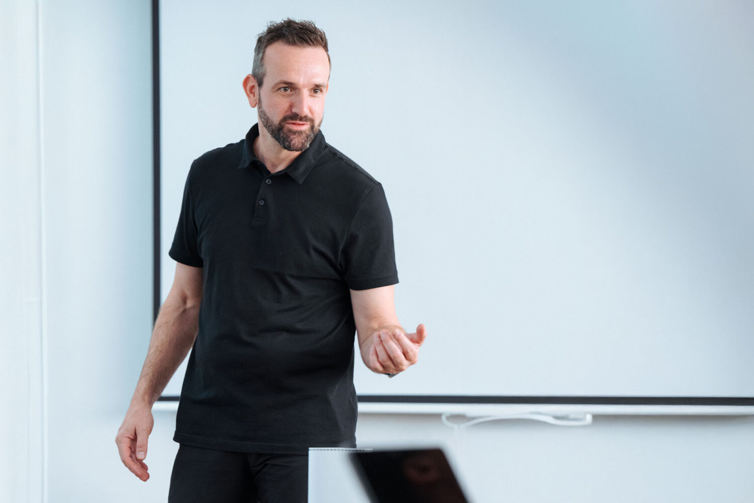 Marcel Reimann erklärt in einer imulani Schulunge alles über Telekommunikation in Unternehmen